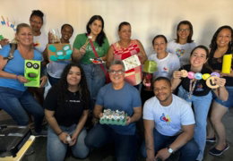 Grupo de participantes do CEPIS reunido ao ar livre.