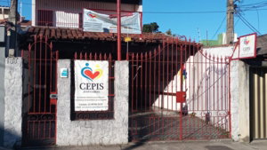 Sede do CEPIS, com portão e placa de identificação, na Rua Jota Kopp, Centro de Macaé.