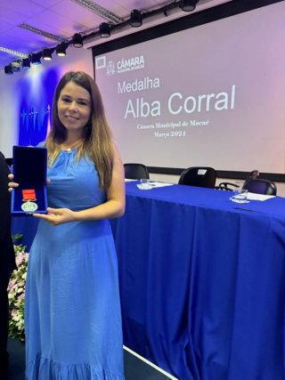 Marina Thalitta de Souza Frouche recebe a Medalha Alba Corral na Câmara Municipal de Macaé