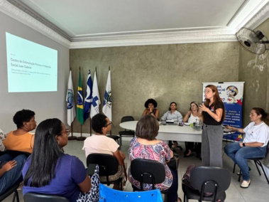 Apresentação do CEPIS a plateia, com mesa de autoridades e slide de abertura da instituição projetado.