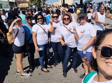 Caminhada do CEPIS em via pública de Macaé, com participantes de camiseta branca.