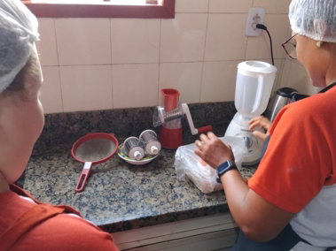 Atividade de preparo de alimentos na cozinha da sede do CEPIS.